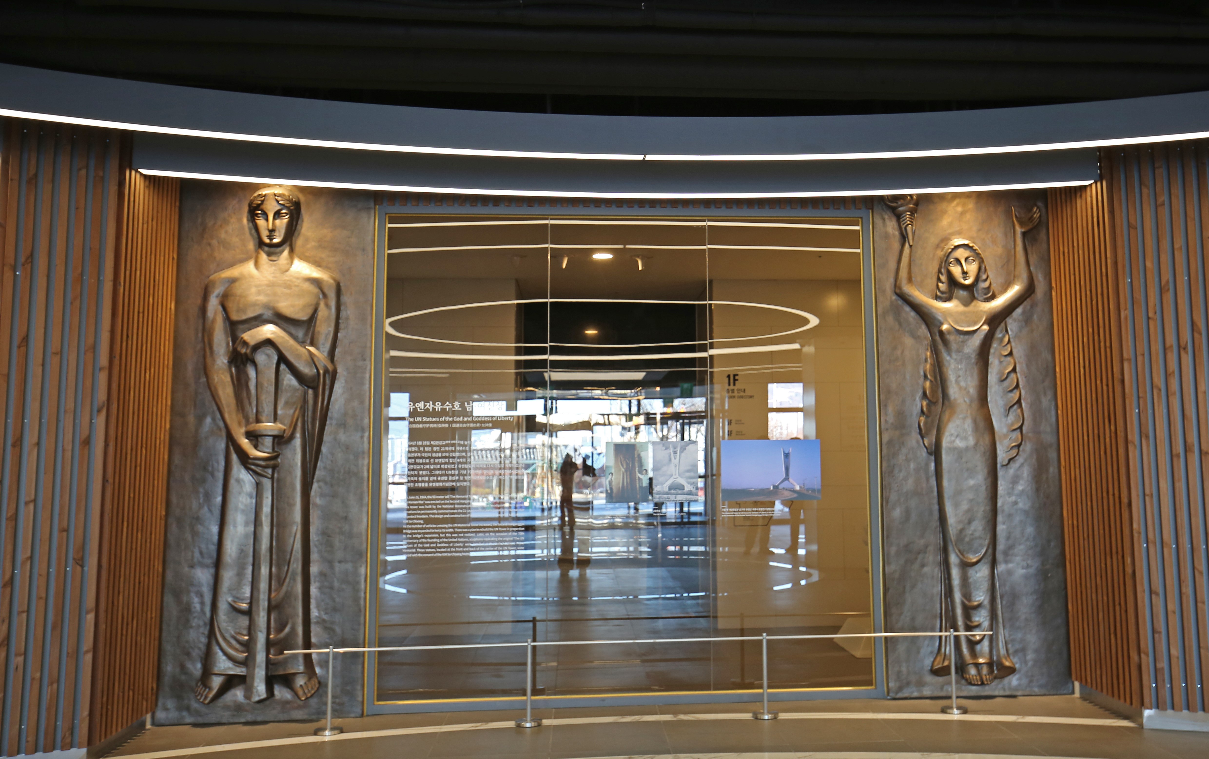 유엔자유수호 남・여신상 사진